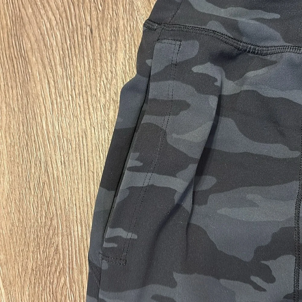 Athleta Salutation Camo Jogger.size M. - Picture 5 of 8